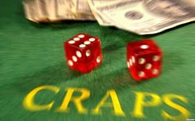 Myanmar ကစားသမား Mobile Phone ဖြင့် Live Baccarat Real Dealer ကစားနေသည်